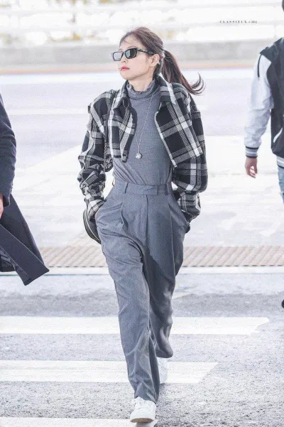 Cô nàng Jennie BlackPink được “hack” chiều cao đáng kể khi áp dụng Muller-Lyer vào thời trang sân bay - ảnh Internet