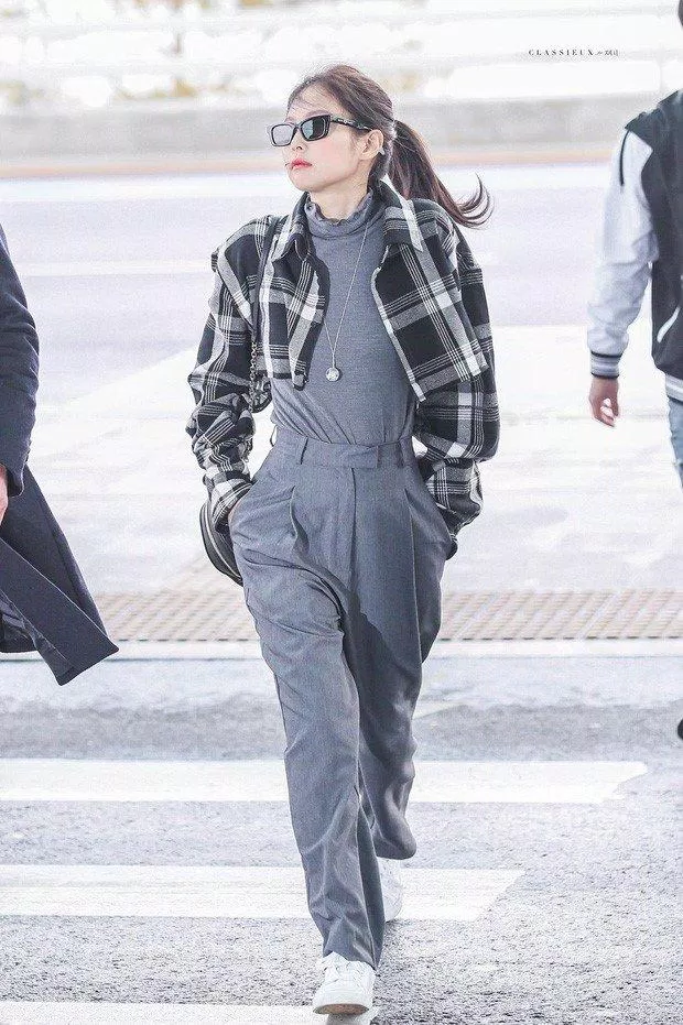 Cô nàng Jennie BlackPink được “hack” chiều cao đáng kể khi áp dụng Muller-Lyer vào thời trang sân bay - ảnh Internet