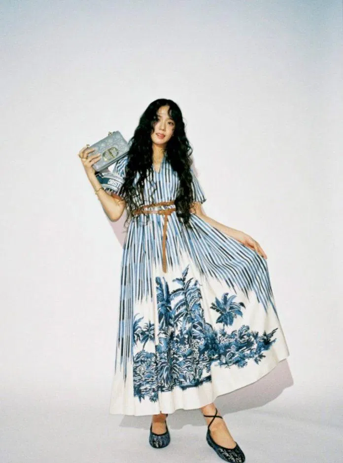Cô nàng Jisoo BlackPink cũng rất “chuộng” sử dụng mèo phối đồ này - ảnh Internet
