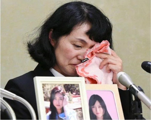 Mẹ của Matsuri Takahashi đã khóc trong buổi họp báo.  Takahasi, một nhân viên 24 tuổi của tập đoàn quảng cáo Dentsu, đã tự tử vì áp lực công việc.  (Hình: Internet)