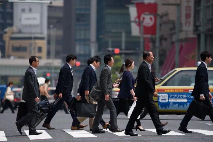 Người lao động trên đường đi làm việc tại Nhật Bản (Ảnh: Internet).