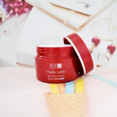 Hada Labo Pro Anti Aging Lifting Cream có kết cấu mỏng mịn, dễ tán đều, không gây nhờn rít (Nguồn: Internet)