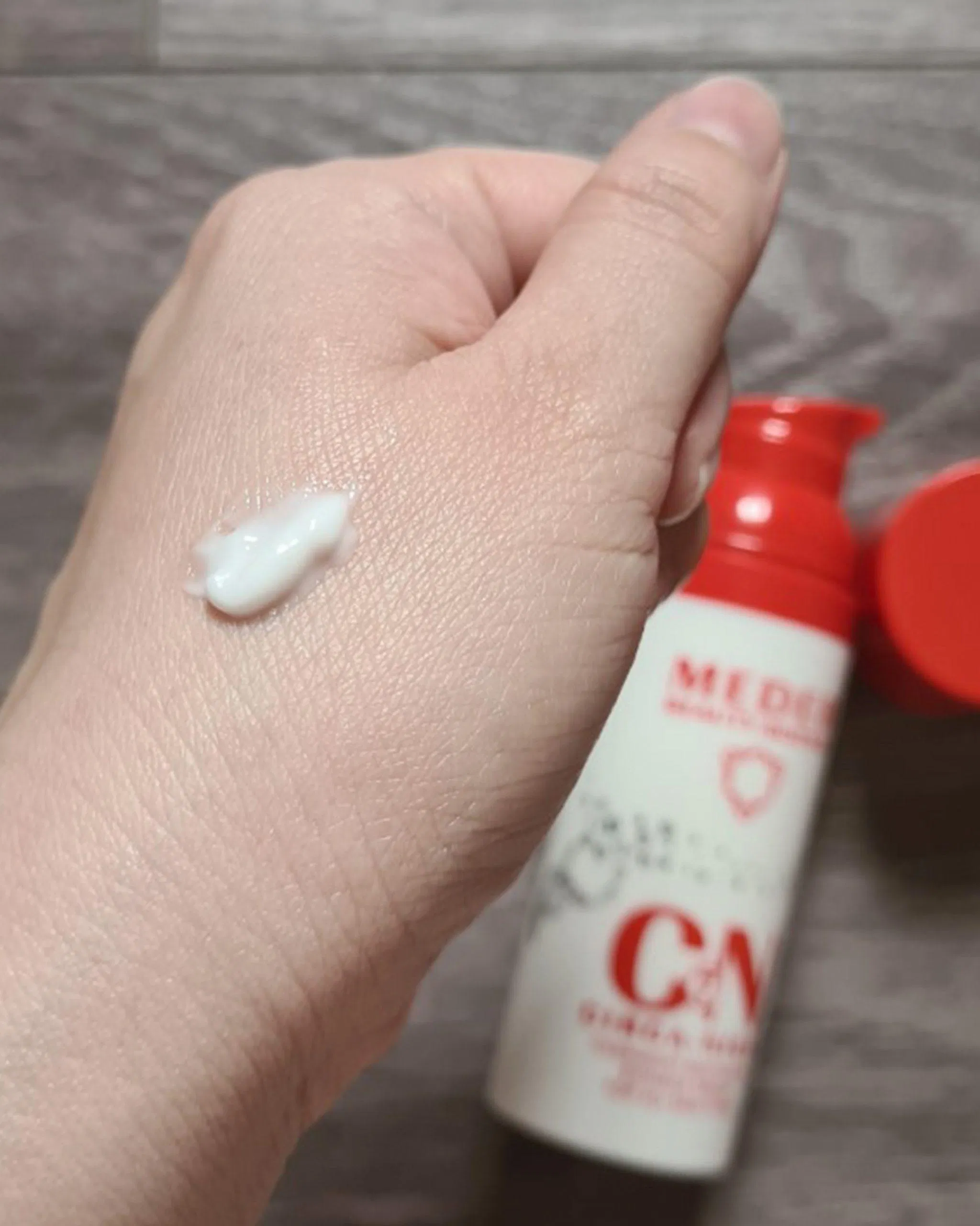 Kem dưỡng Meder Circa-Night Cream có kết cấu khá mỏng nhẹ thấm nhanh trên da (Nguồn: internet)