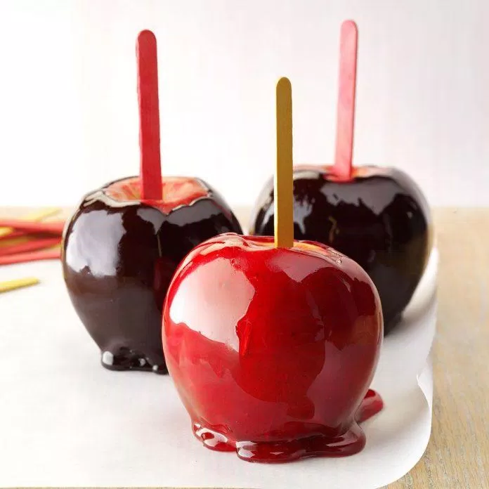 Lớp đường bóng bẩy và lớp sô-cô-la ngọt ngào khiến quả táo trở nên hấp dẫn hơn rất nhiều (Nguồn: Internet).