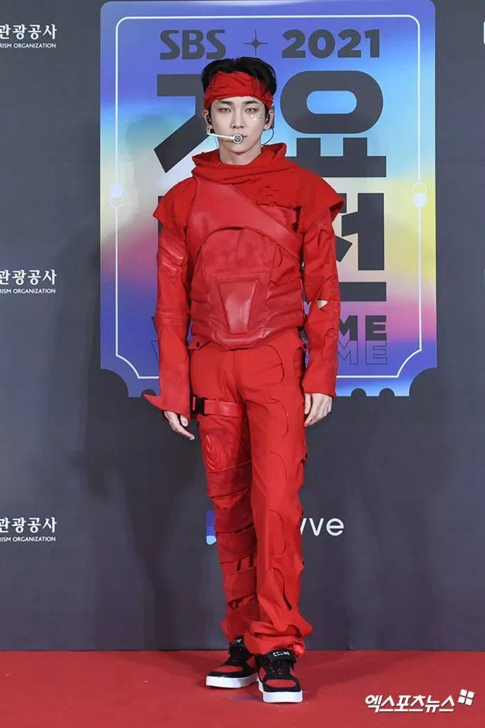 Key nổi bật với bộ trang phục full sắc đỏ - Ảnh: Internet