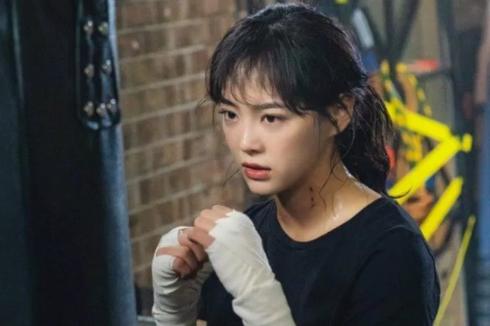 Tạo hình cực ngầu của Kim Sejeong trong bộ phim The Uncanny Counter. (Nguồn: Internet)