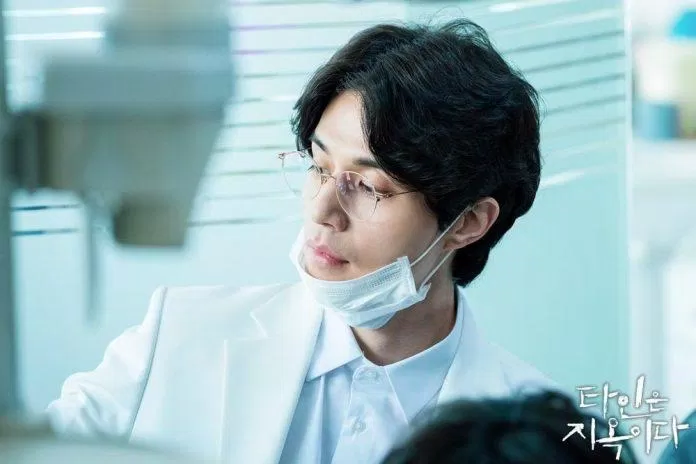 Lee Dong Wook vô cùng đẹp trai trong vai bác sĩ. (Nguồn: Internet)