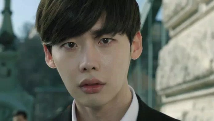 Lee Jong Suk vô cùng đẹp trai trong vai bác sĩ. (Nguồn: Internet)