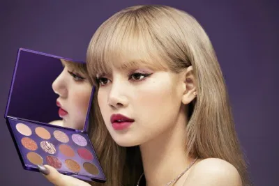 Phấn phủ Extra Dimension Skinfinish, Powder Blush và bảng phấn mắt 12 ô (Ảnh: Internet). Phấn phủ Extra Dimension Skinfinish, Powder Blush và bảng phấn mắt 12 ô (Ảnh: Internet).