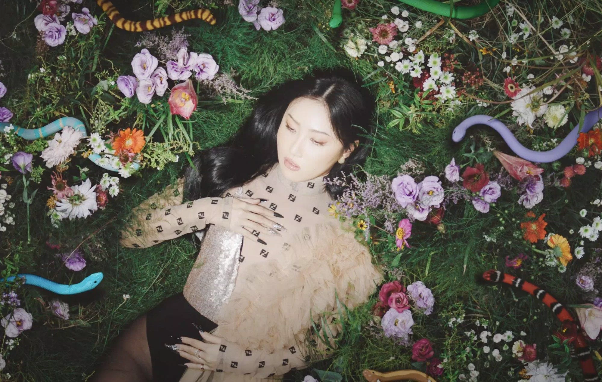 Hwasa bỏ lại phía sau một xã hội truyền thống có quá nhiều quy tắc và định kiến trong I’m a 빛 (Ảnh: Internet) Hwasa bỏ lại phía sau một xã hội truyền thống có quá nhiều quy tắc và định kiến trong I’m a 빛 (Ảnh: Internet)