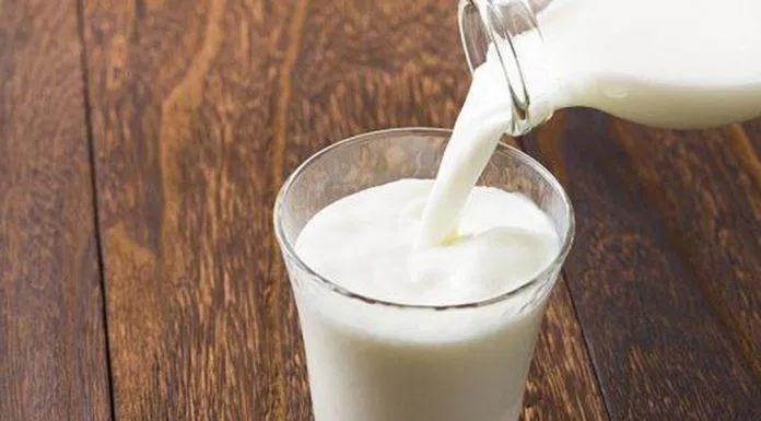 Mặt nạ chăm sóc da vùng mắt từ từ sữa tươi không đường (Nguồn: Internet).