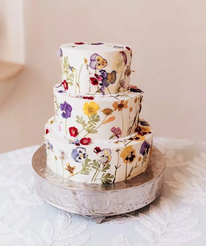 Mẫu bánh sinh nhật đẹp trang bằng bằng hoa khô hot trend năm 2022. (Ảnh: Internet)