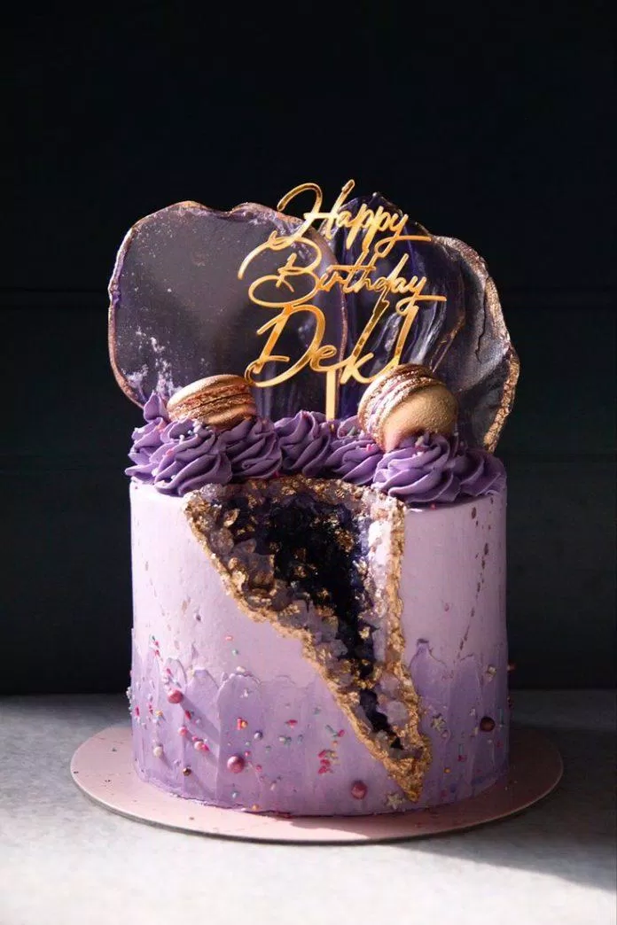 Nếu bạn đang tìm kiếm một mẫu bánh sinh nhật hoàn hảo cho năm 2022, hãy thử xem qua mẫu bánh đẹp này. Với sự kết hợp tuyệt vời của màu sắc và hoa văn tinh tế, chắc chắn sẽ làm cho bất kỳ buổi tiệc sinh nhật nào thêm đẳng cấp. Xem hình ảnh để khám phá những chi tiết tuyệt vời ẩn sau nó.