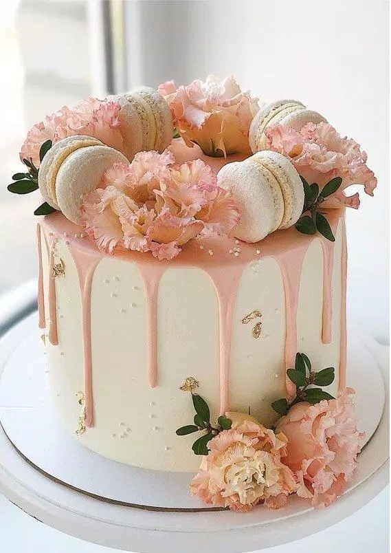 Bánh sinh nhật là món quà không thể thiếu trong mỗi dịp sinh nhật. Hãy cùng thưởng thức và chiêm ngưỡng những thiệp sinh nhật được trang trí hoa lá bằng bánh mousse kem thơm ngon cùng nhân tươi bên trong.