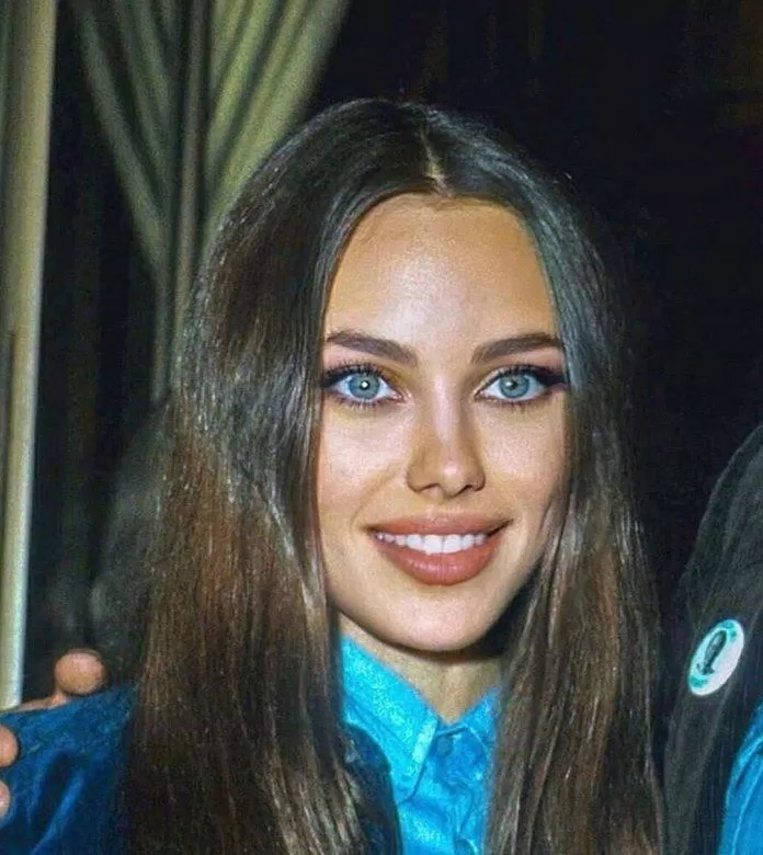 Angelina ít nhiều được thừa hưởng nét đẹp từ người mẹ quá cố (Nguồn: Internet)