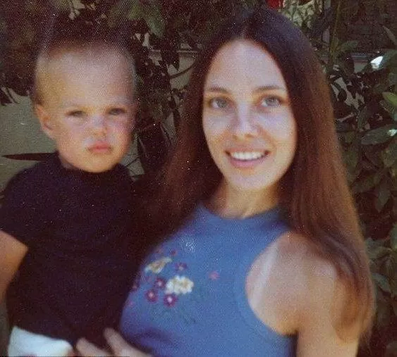 Mất mẹ ở tuổi 30 là nỗi đau vô cùng to lớn với Angelina Jolie (Nguồn: Internet)