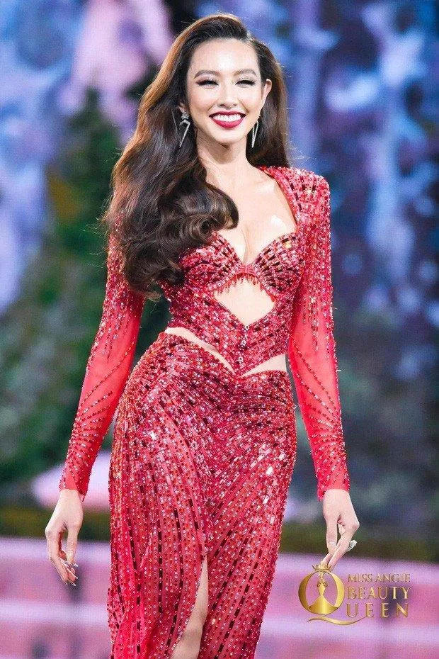 Đầm dạ hội Kim cương đỏ được bầu chọn là một trong những chiếc đầm dạ hội đẹp nhất đêm bán kết MGI 2021 (Nguồn: Miss Angle Beauty Queen) Đầm dạ hội Kim cương đỏ được bầu chọn là một trong những chiếc đầm dạ hội đẹp nhất đêm bán kết MGI 2021 (Nguồn: Miss Angle Beauty Queen)