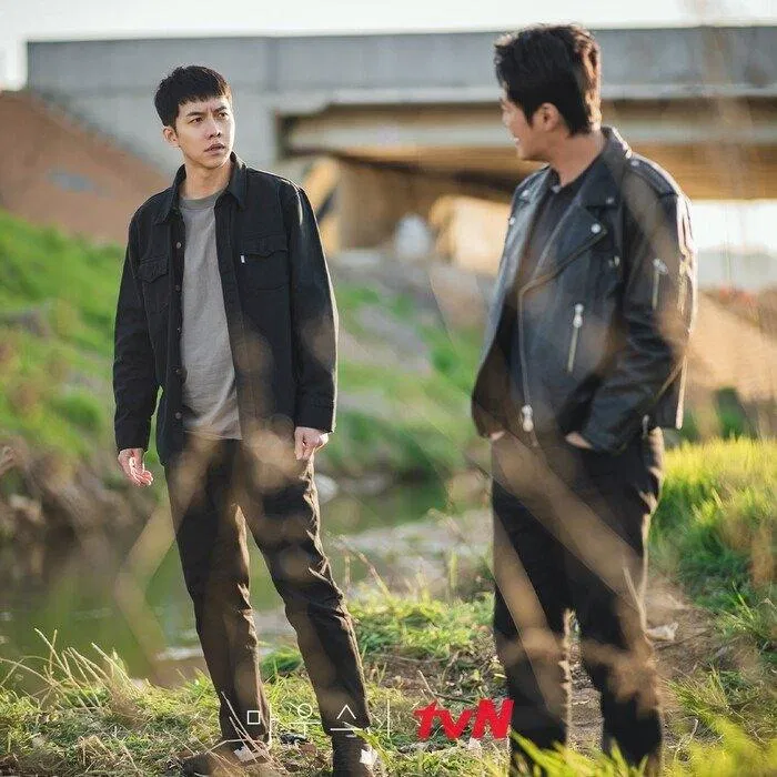 Phản ứng hóa học của Lee Seung Gi và Lee Hee Joon không chỉ đem lại khía cạnh tình cảm cho phim mà phần nào làm nhẹ đi sự xoắn não của bộ phim (Ảnh: Internet).