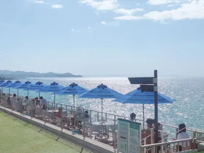 Khu ngồi ăn uống với view nhìn thẳng ra biển vô cùng độc đáo. (Nguồn: Internet) Khu ngồi ăn uống với view nhìn thẳng ra biển vô cùng độc đáo. (Nguồn: Internet)