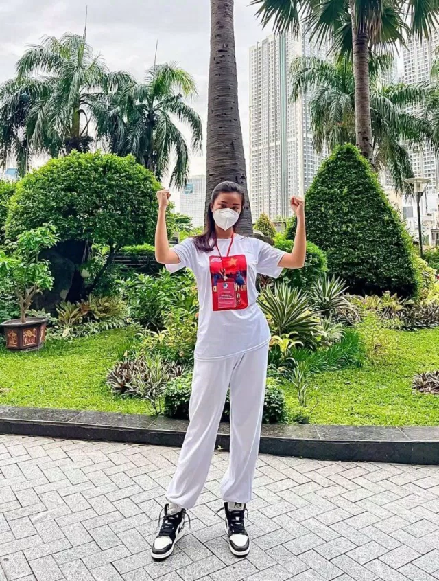 Nàng hậu năng động với set đồ trắng rộng rãi ( ảnh: Fb Nguyễn Huỳnh Kim Duyên) Nàng hậu năng động với set đồ trắng rộng rãi ( ảnh: Fb Nguyễn Huỳnh Kim Duyên)