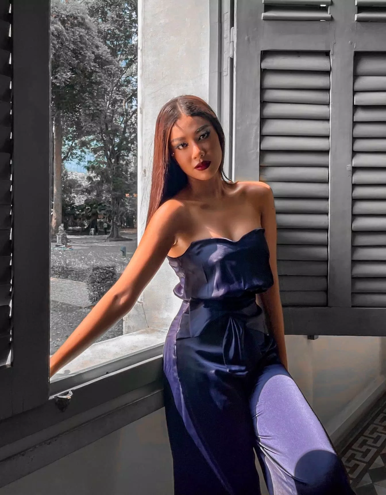 Jumpsuit màu cô ban tôn lên làn da nâu khoe khoắn của Kim Duyên ( ảnh: Fb Nguyễn Huỳnh Kim Duyên) Jumpsuit màu cô ban tôn lên làn da nâu khoe khoắn của Kim Duyên ( ảnh: Fb Nguyễn Huỳnh Kim Duyên)