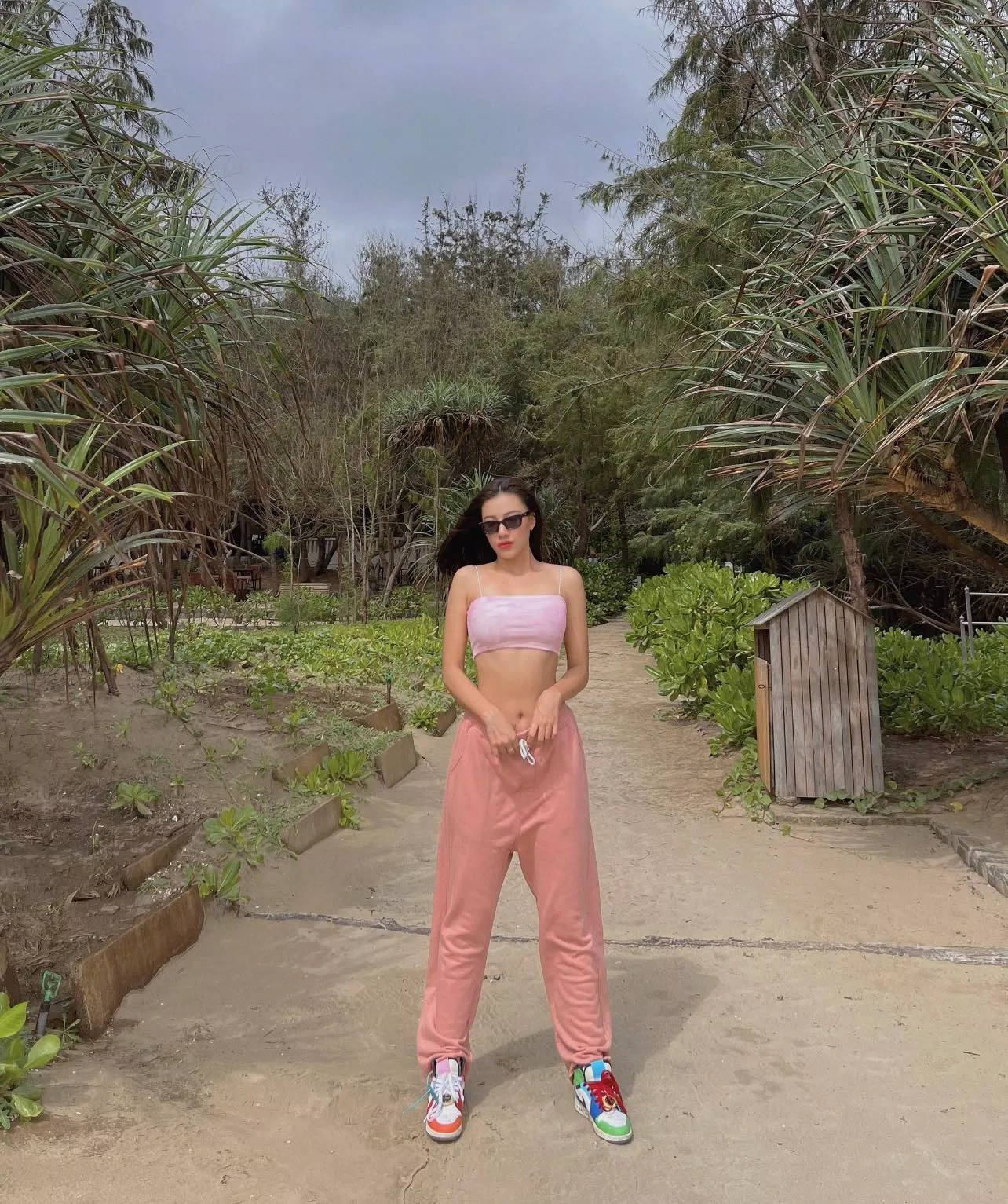 Quần jogger và áo ống là hai item yêu thích của nàng hậu ( ảnh: Fb Nguyễn Huỳnh Kim Duyên) Quần jogger và áo ống là hai item yêu thích của nàng hậu ( ảnh: Fb Nguyễn Huỳnh Kim Duyên)