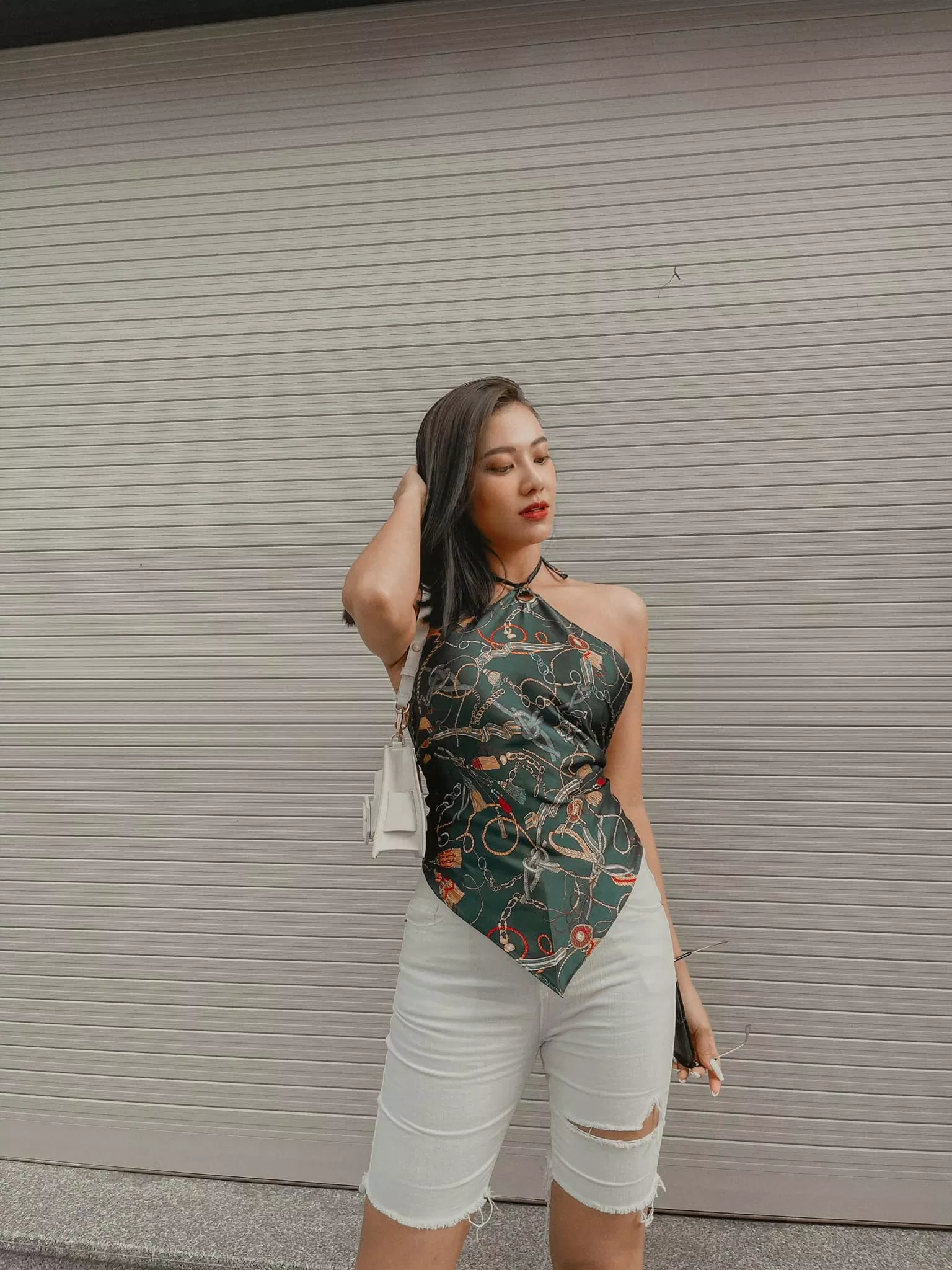 Kim Duyên phôi đồ hài hòa giữa áo yếm họa tiết và quần jeans trắng lửng ( ảnh: Fb Nguyễn Huỳnh Kim Duyên) Kim Duyên phôi đồ hài hòa giữa áo yếm họa tiết và quần jeans trắng lửng ( ảnh: Fb Nguyễn Huỳnh Kim Duyên)