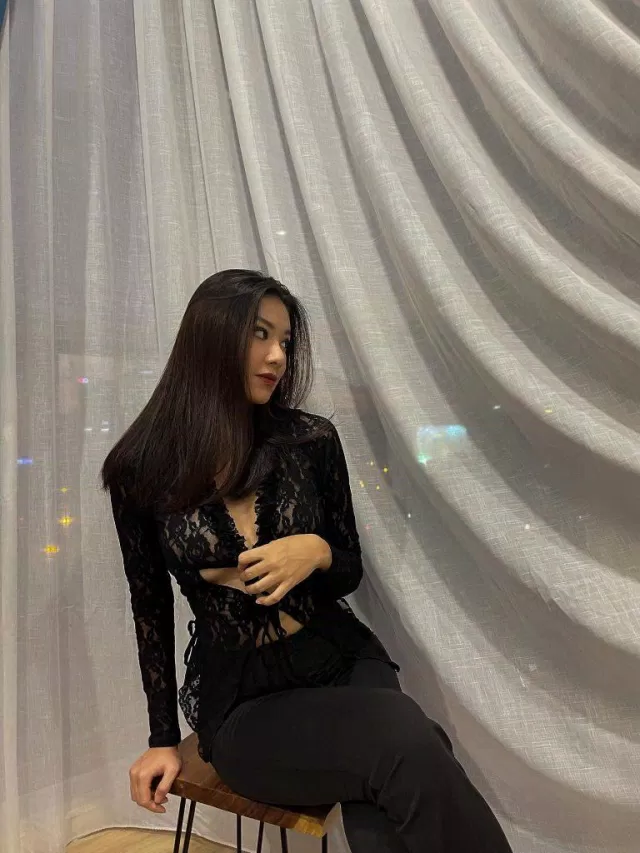 Nàng hậu gợi cảm, trưởng thành trong set đồ cùng áo ren cut- out táo bạo ( ảnh: Fb Nguyễn Huỳnh Kim Duyên) Nàng hậu gợi cảm, trưởng thành trong set đồ cùng áo ren cut- out táo bạo ( ảnh: Fb Nguyễn Huỳnh Kim Duyên)