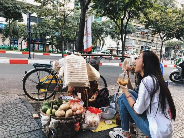 Kim Duyên ngồi ăn bánh tráng trộn ở gánh hàng rong lề đường (Ảnh: FB Nguyễn Huỳnh Kim Duyên) Kim Duyên ngồi ăn bánh tráng trộn ở gánh hàng rong lề đường (Ảnh: FB Nguyễn Huỳnh Kim Duyên)