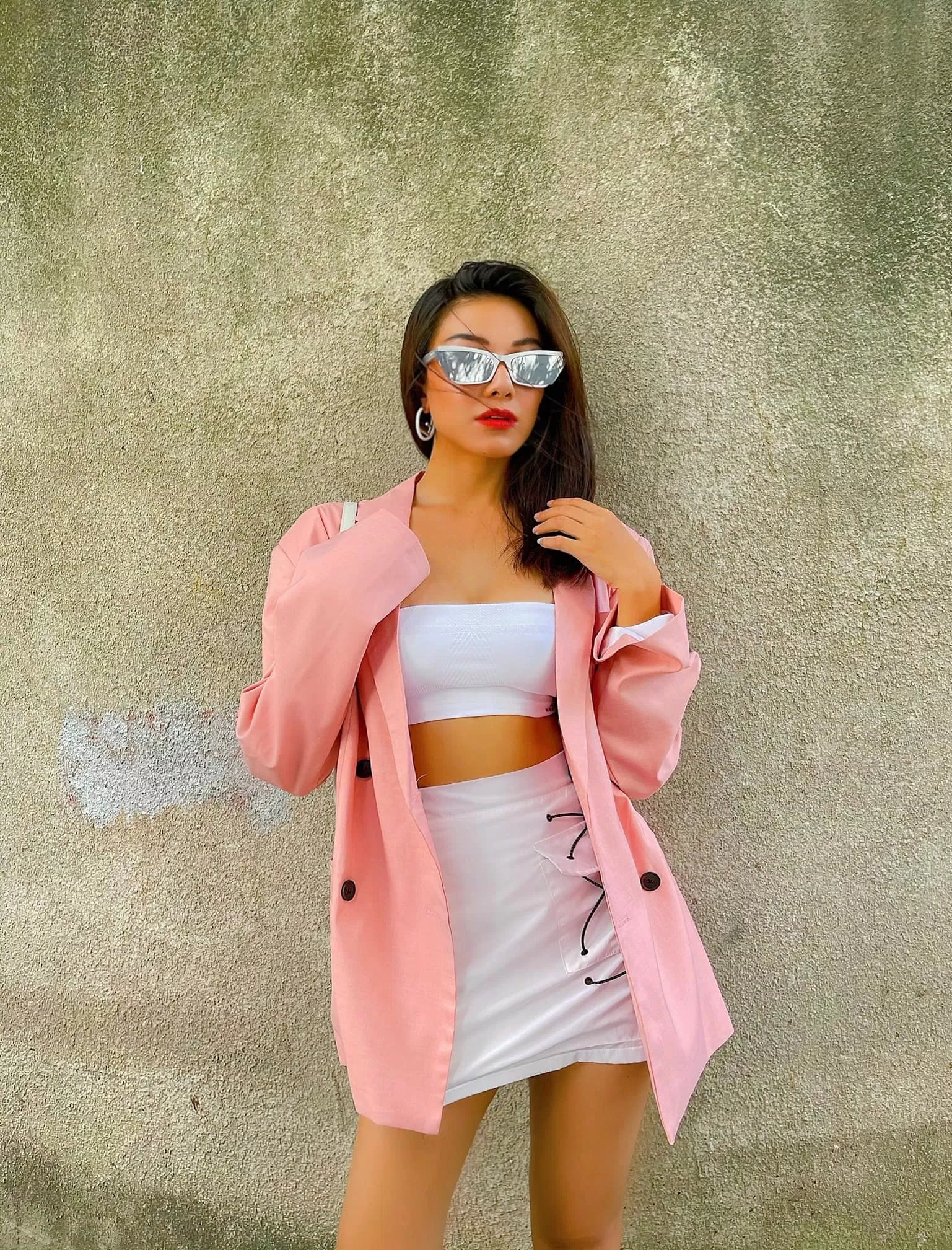 Set thể thao phối cùng áo blazer hồng tạo cảm giác hiện đại, thời thượng ( ảnh: Fb Nguyễn Huỳnh Kim Duyên) Set thể thao phối cùng áo blazer hồng tạo cảm giác hiện đại, thời thượng ( ảnh: Fb Nguyễn Huỳnh Kim Duyên)