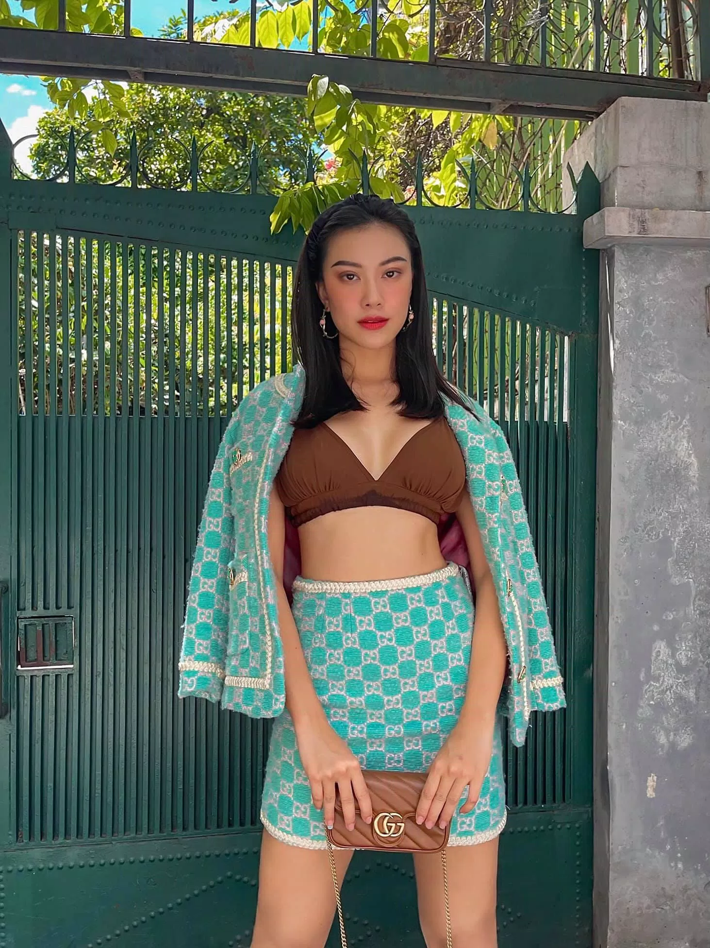 Kim Duyên tạo điểm nhấn cho bộ trang phục với chiếc túi cùng màu với áo bra ( ảnh: Fb Nguyễn Huỳnh Kim Duyên) Kim Duyên tạo điểm nhấn cho bộ trang phục với chiếc túi cùng màu với áo bra ( ảnh: Fb Nguyễn Huỳnh Kim Duyên)