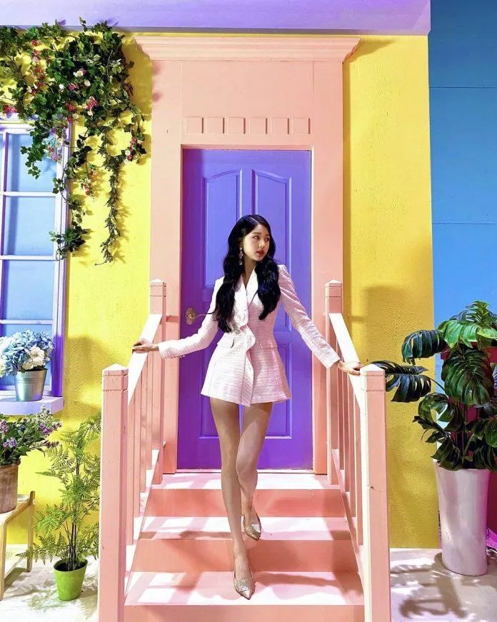 Nữ idol muốn rút ngắn đôi chân của mình để bức ảnh trông tự nhiên hơn (Nguồn: Internet) Nữ idol muốn rút ngắn đôi chân của mình để bức ảnh trông tự nhiên hơn (Nguồn: Internet)
