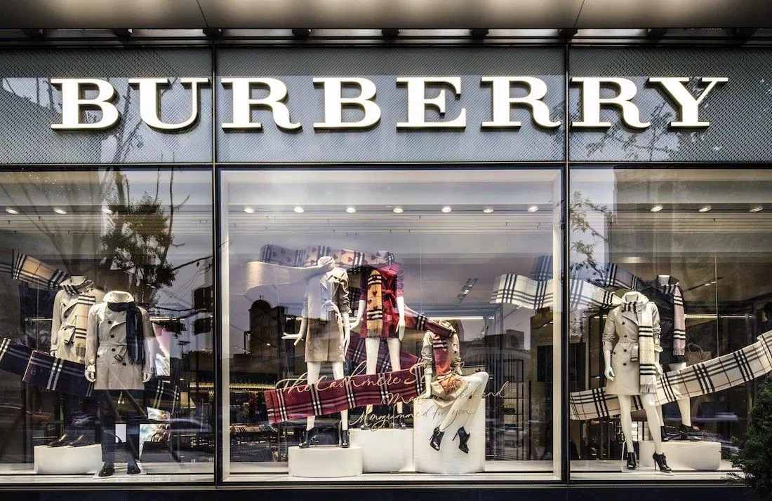 Cửa hàng Burberry luôn lộng lẫy và đầy sang trọng (Nguồn: internet)