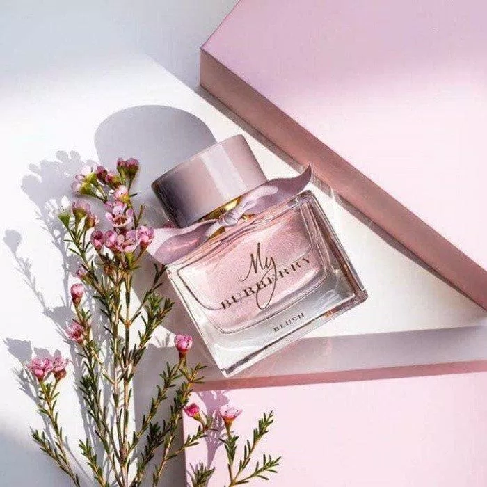 Nước hoa My Burberry được thiết kế tinh xảo với phần nơ thắt nhu mì nhưng không kém phần sang chảnh (Nguồn: internet)