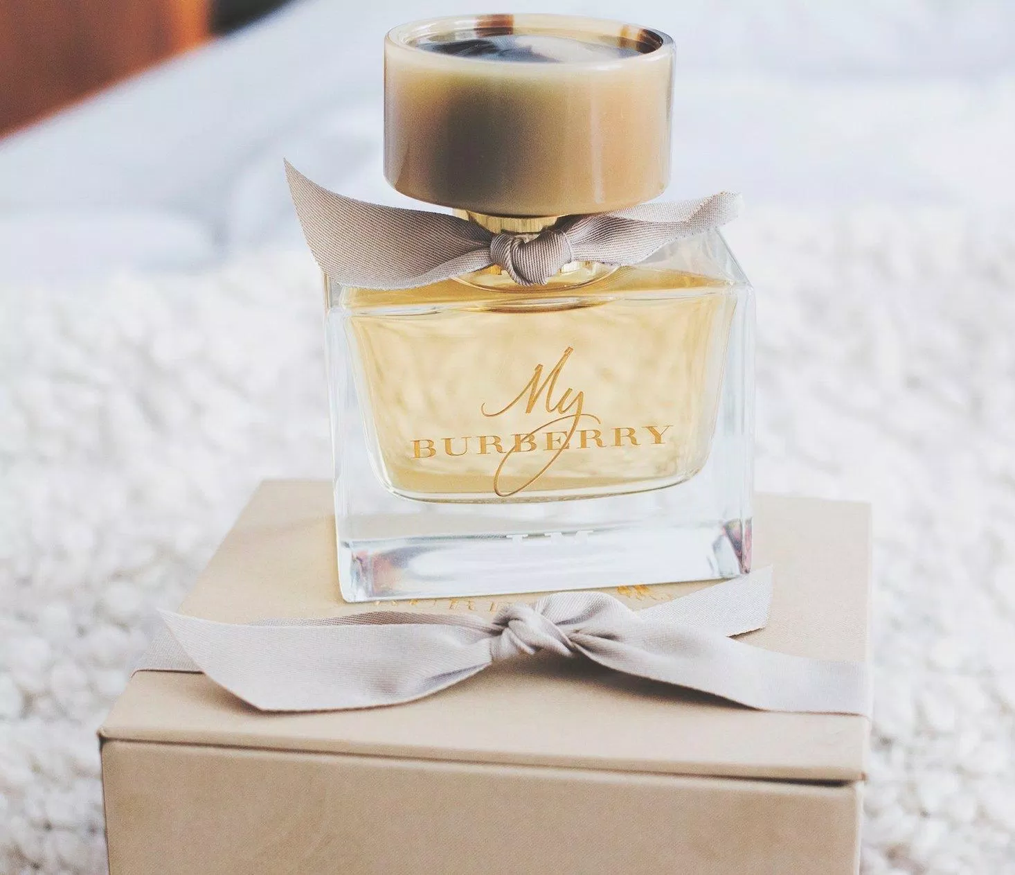 My Burberry EDP được ví như khu vườn London sau cơn mưa được nắng rọi chiếu để sưởi khô cho những hòn sỏi ướt, để điểm trang cho những bông hoa. (Nguồn: internet)