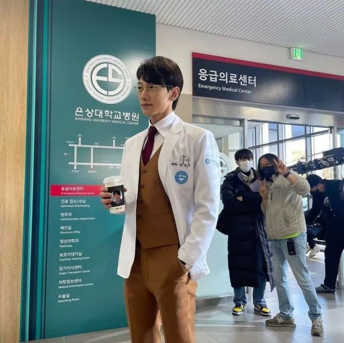 Bi Rain vào vai bác sĩ thiên tài Cha Young Min. (Ảnh: Internet)
