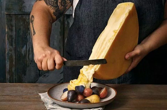 Phô mai Raclette - món ăn truyền thống của Thụy Sĩ (Nguồn: Internet). Phô mai Raclette - món ăn truyền thống của Thụy Sĩ (Nguồn: Internet).