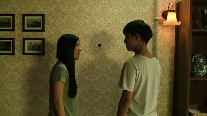 Pim và Putt thấy chiếc lỗ bí ẩn- (Ảnh: Netflix) Pim và Putt thấy chiếc lỗ bí ẩn- (Ảnh: Netflix)