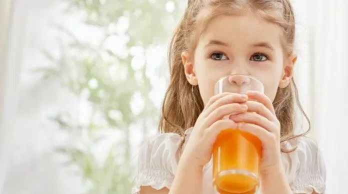 Bạn phải bổ sung nhiều nước để vitamin C. tan hết (Ảnh: Internet)