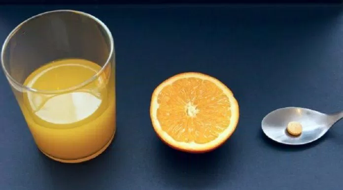 Uống quá nhiều vitamin C sẽ làm tăng nguy cơ bị sỏi thận.  (Hình: Internet)