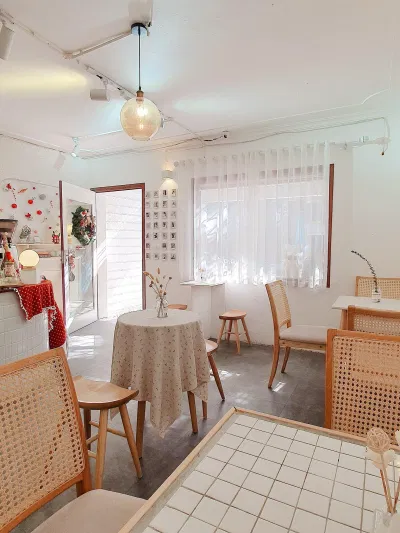 Những góc quán bài trí theo style Hàn Quốc (nguồn ảnh: FB Đốm Cafe&Kitchen)