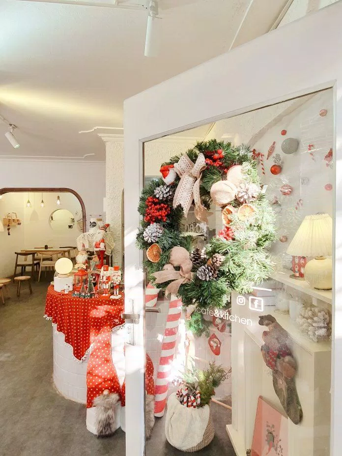 Quán đã được trang trí tràn ngập phong cách Giáng Sinh (nguồn ảnh: FB Đốm Cafe&Kitchen)