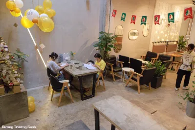 Không cầu kì nhưng quán có một sức hút lạ thường đối với các bạn trẻ (Nguồn: Dương Trường Sanh).