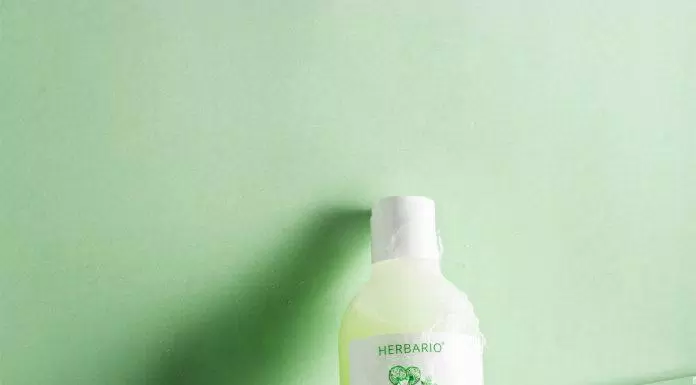 Sữa rửa mặt Herbario là sự kết hợp hài hòa giữa BHA và các chiết xuất thực vật (Nguồn: Internet)