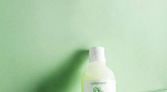 Sữa rửa mặt Herbario là sự kết hợp hài hòa giữa BHA và các chiết xuất thực vật (Nguồn: Internet)