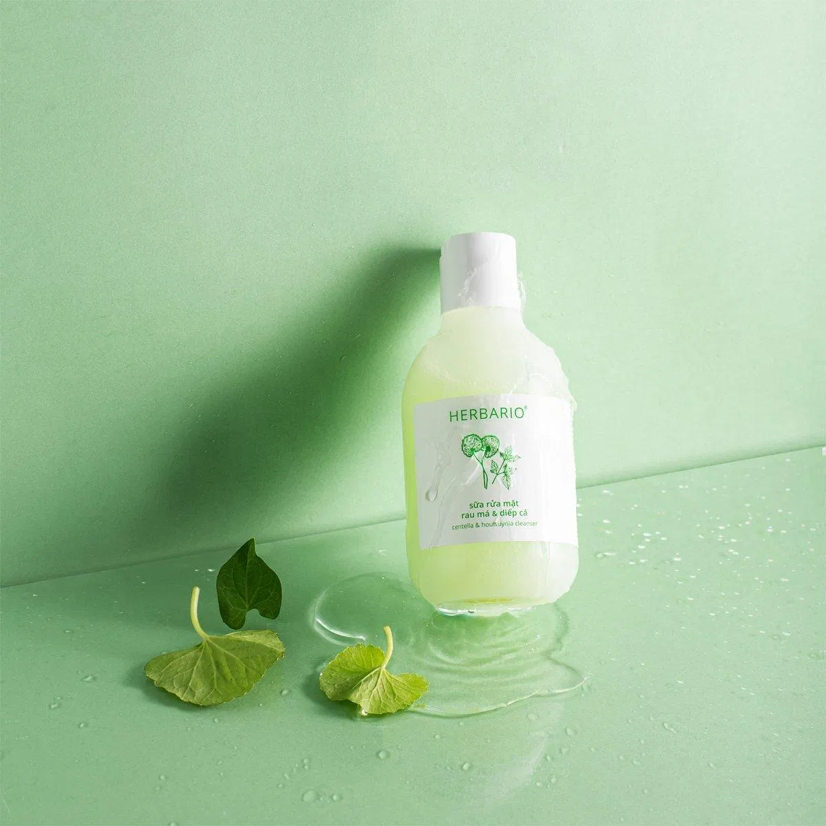 Sữa rửa mặt Rau má & Diếp cá Herbario có kết cấu dạng gel mát lạnh (Nguồn: Internet)