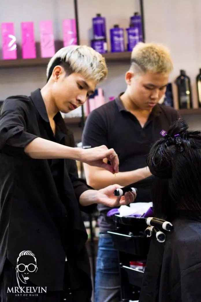 Salon làm tóc của chúng tôi đang chờ đón bạn! Với môi trường thân thiện và những dịch vụ tốt nhất, chúng tôi sẽ mang đến cho bạn trải nghiệm làm tóc hoàn hảo. Đội ngũ stylist giàu kinh nghiệm sẽ giúp bạn có mái tóc đẹp nhất, phù hợp với phong cách và cá tính của bạn nhất.
