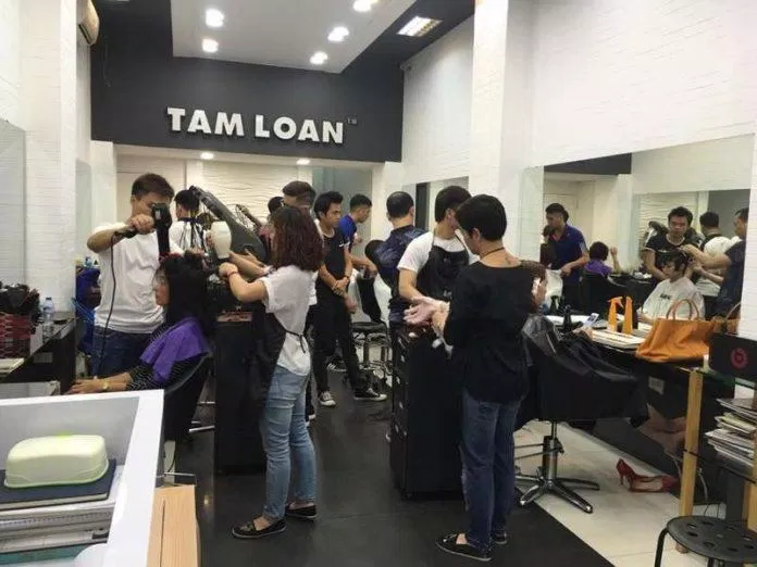 Không gian làm tóc chuyên nghiệp với các thiết bị hiện đại (Nguồn: Tâm Loan Hairdressing)