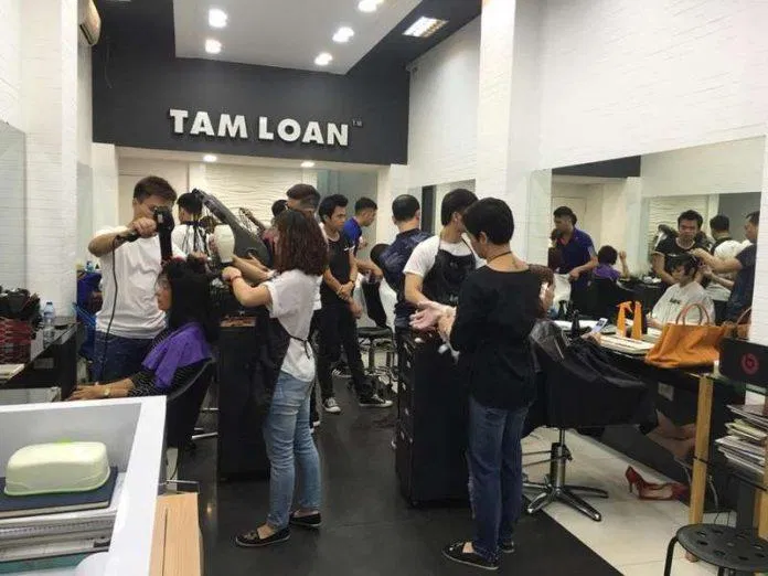 Không gian làm tóc chuyên nghiệp với các thiết bị hiện đại (Nguồn: Tâm Loan Hairdressing)