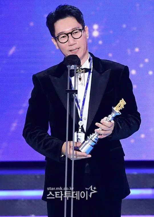 Ji Suk Jin nhận giải thưởng nghệ sĩ cống hiến của năm. (Ảnh: Internet). Ji Suk Jin nhận giải thưởng nghệ sĩ cống hiến của năm. (Ảnh: Internet).